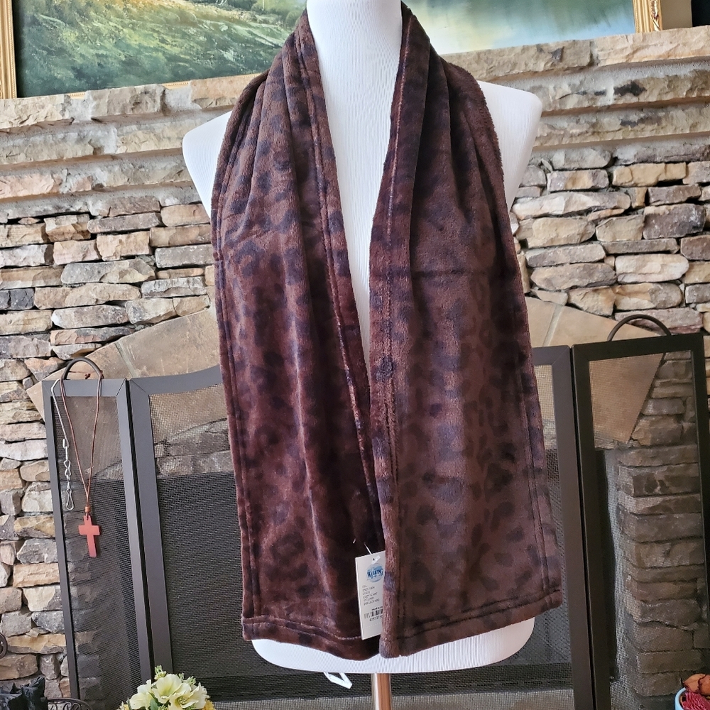 🆕🎁 The Walking Company  Leopard  Print Scarf